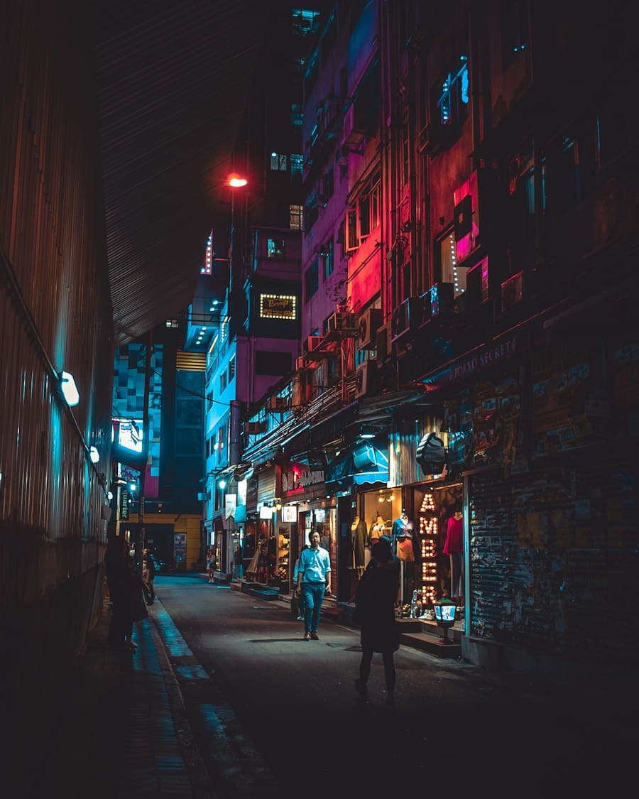 Strada di notte illuminata dalle insegne